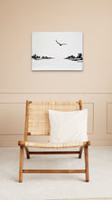 Charger l&#39;image dans la galerie, Tableau noir et blanc au dessus d&#39;un fauteuil en bois
