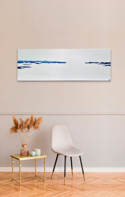 Tableau abstrait bleu et blanc minimaliste dans salon