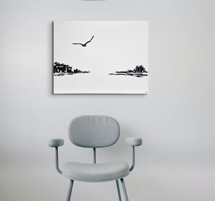 tableau minimaliste noir et blanc au dessus d'une chaise